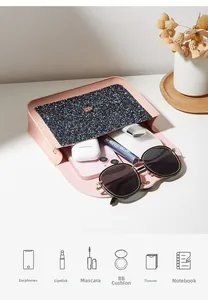 Vue détaillée de l'intérieur du sac à paillettes roses montrant l'espace de rangement