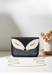 Détail du sac bandoulière renard avec patchwork pailleté et chaîne dorée