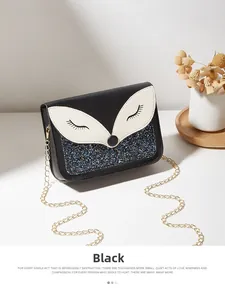 Détails d'un sac renard mignon avec des paillettes bleues et des broderies fines