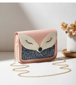 Détail du sac renard rose avec paillettes bleues et bandoulière chaîne dorée