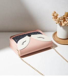 Détail du sac renard rose avec accents pailletés et bandoulière chaîne dorée