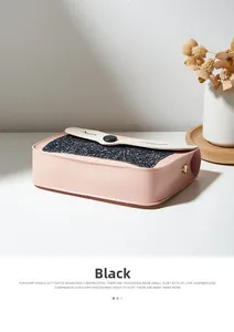 Détail du sac renard mignon avec texture pailletée et broderie de cils sur le rabat blanc