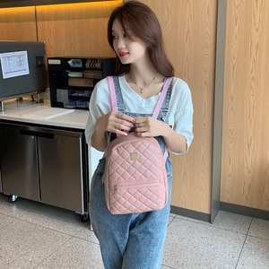 Mini sac à dos rose matelassé pour femme avec motif en losange et détails métalliques dorés