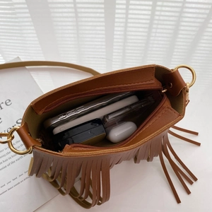 Borsa a tracolla marrone da donna con frange in morbida pelle PU e nappa lunga