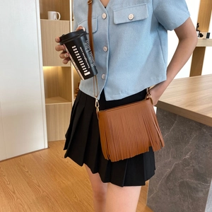 Elegante borsa a tracolla marrone con lunghe frange e sottile tracolla da donna