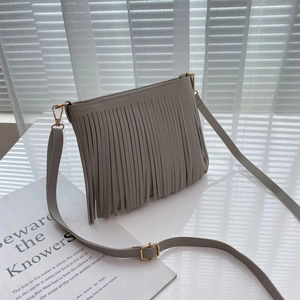 Elegante borsa a tracolla in pelle PU grigia con lunghe frange e tracolla regolabile