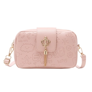 Sac bandoulière rose gaufré pour enfants avec boucle couronne et pompons stylés