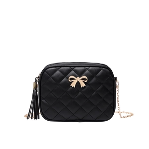 Elegante schwarze gesteppte Umhängetasche mit goldenem Bogenschloss und Quasten