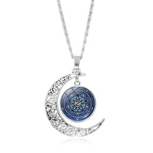 Collier lune évidé argenté avec motif magique de pentagramme d'étoile sur fond bleu