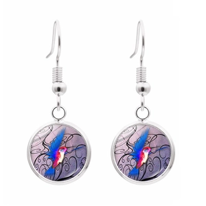 Details von Kolibri-Ohrringen mit buntem Glas-Cabochon und silberner Metallbasis