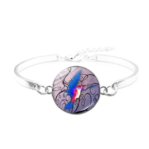 Detailansicht Silberarmband mit buntem Kolibri-Glas-Cabochon und verstellbarer Kette