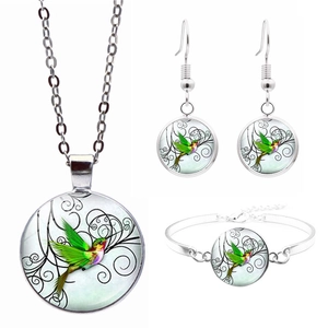 Detailliertes vierteiliges Silber-Schmuckset mit Kolibri-Glasanhängern und Ohrringen