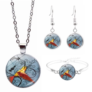 Detaillierte Set-Ansicht von Silberhalskette Ohrringen und Armband mit Kolibri-Glasmuster