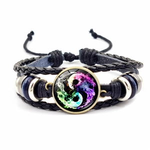 Détail du bracelet en cuir Yin Yang avec perles bleues et insert en verre coloré