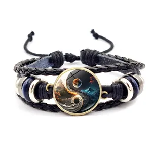Vue détaillée du bracelet multicouche en cuir tressé avec pendentif paysage Yin Yang