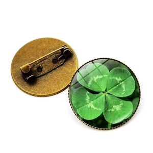 Vintage-Brosche mit grünem Kristall-Glücksklee und bronzefarbener Metallbasis mit Nadel