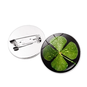 Grüne Vintage-Vierblatt-Kleeblatt-Brosche mit Glasstein und silberner Metallnadel