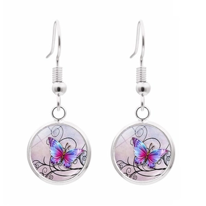 Detailansicht runder Ohrhänger mit lila-blauen Schmetterlingsmustern und Ornamenten
