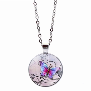 Nahaufnahme der Glaskabochon-Halskette mit lebhaftem lila und rosa Schmetterlings-Design