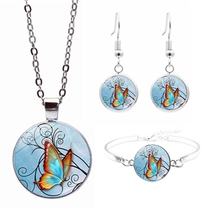 Detail des Schmucksets bestehend aus Halskette, Ohrringen und Armband mit blauem Schmetterling