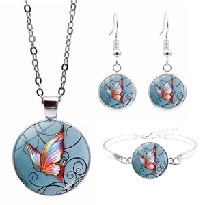 Buntes Schmetterling Schmuckset mit silberner Kette Ohrringen und Armband auf weißem Grund