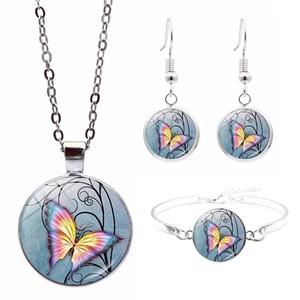 Detailliertes Schmuckset mit bunten Schmetterlingen, Halskette, Ohrringen und Armband