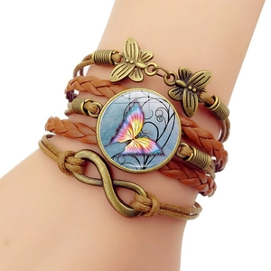 Vintage mehrlagiges Lederarmband mit buntem Schmetterling-Glas-Cabochon-Anhänger