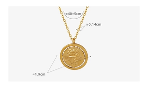 Vue détaillée du pendentif rose dorée avec dimensions de la chaîne et diamètre de 1,9 cm