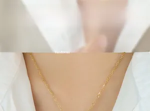 Détail du collier pendentif rose dorée vintage porté sur le cou avec une chaîne fine