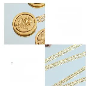 Vue macro du pendentif rose en relief plaqué or 18K sur chaîne en acier chirurgical