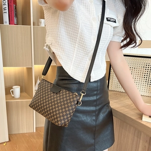 Elegante borsa a tracolla vintage con motivo monogramma marrone e dettagli dorati lucidi