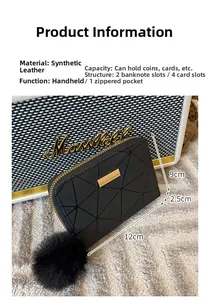 Dettaglio del portafoglio nero a motivo geometrico con ciondolo a pompon di pelliccia