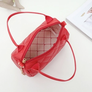 Borsa a mano cilindrica trapuntata rossa in pelle PU con cerniera dorata e doppi manici
