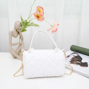 Elegante borsa trapuntata bianca con catena dorata e manico superiore da donna