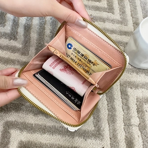 Portafoglio a fisarmonica in ecopelle rosa con più scomparti per carte e zip in metallo