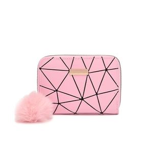Portafoglio corto da donna in ecopelle rosa con linee geometriche e ciondolo a pompon