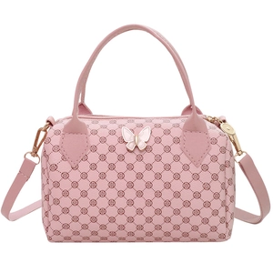 Rosa bedruckte Boston-Handtasche mit Herzmuster und Schmetterlings-Goldbeschlägen