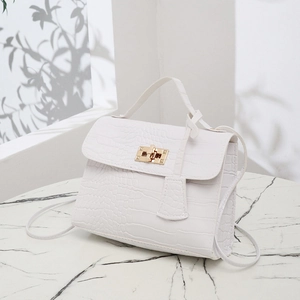 Sac à main blanc élégant texture crocodile avec fermoir doré sur fond de marbre