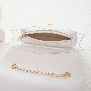 Sac à bandoulière en PVC semi-transparent blanc avec cuir synthétique et boucles dorées