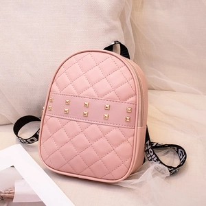 Mini sac à dos matelassé rose avec clous dorés et bandoulière en tissu à lettres