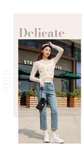 Tenue de mode avec un grand portefeuille noir matelassé, détails papillon et pompon