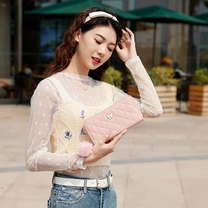 Portefeuille long rose matelassé pour femme avec détail papillon et pompon doux