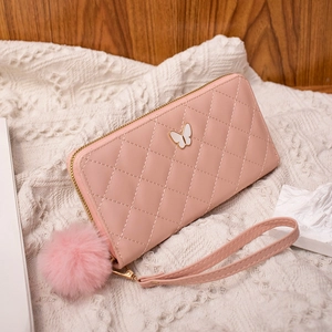Portefeuille long matelassé rose avec fermoir papillon et pompon en fourrure