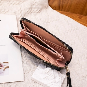 Portefeuille long matelassé noir pour femme avec dragonne et fentes pour cartes