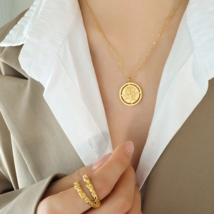 Collier Pendentif Pièce Ronde Relief Fleur Rose Vintage Acier Titane Plaqué Or 18K Style Français Pour Femme Élégant