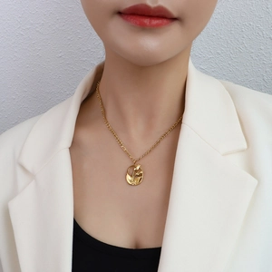Collier élégant avec pendentif tulipe en acier inoxydable plaqué or 18 carats