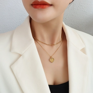Ensemble de colliers doubles dorés avec pendentif cœur rétro et détails gaufrés