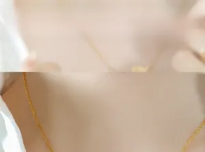 Primo piano della collana minimalista in acciaio al titanio placcato oro 18k su modella