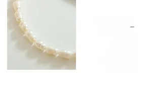 Macro di perle barocche bianche naturali con lucentezza morbida e trame uniche