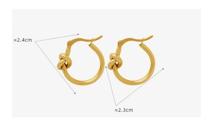 Détail de créoles à nœud plaquées or 18 carats avec dimensions de 2,4 cm x 2,3 cm